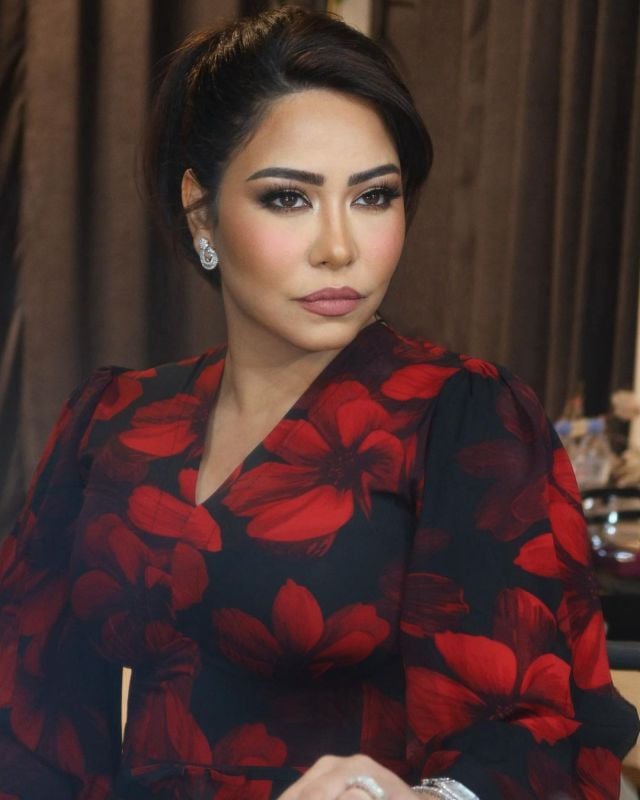 شيرين بصيحة الورود باللون الأحمر