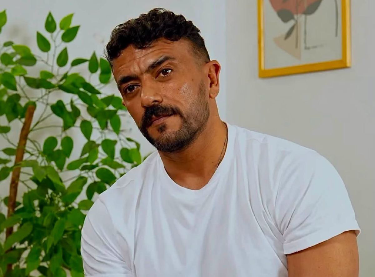  أحمد العوضي بلفتة إنسانية تجاه سيدة مسنة وموقف طريف مع فتاة في السينما (فيديو)