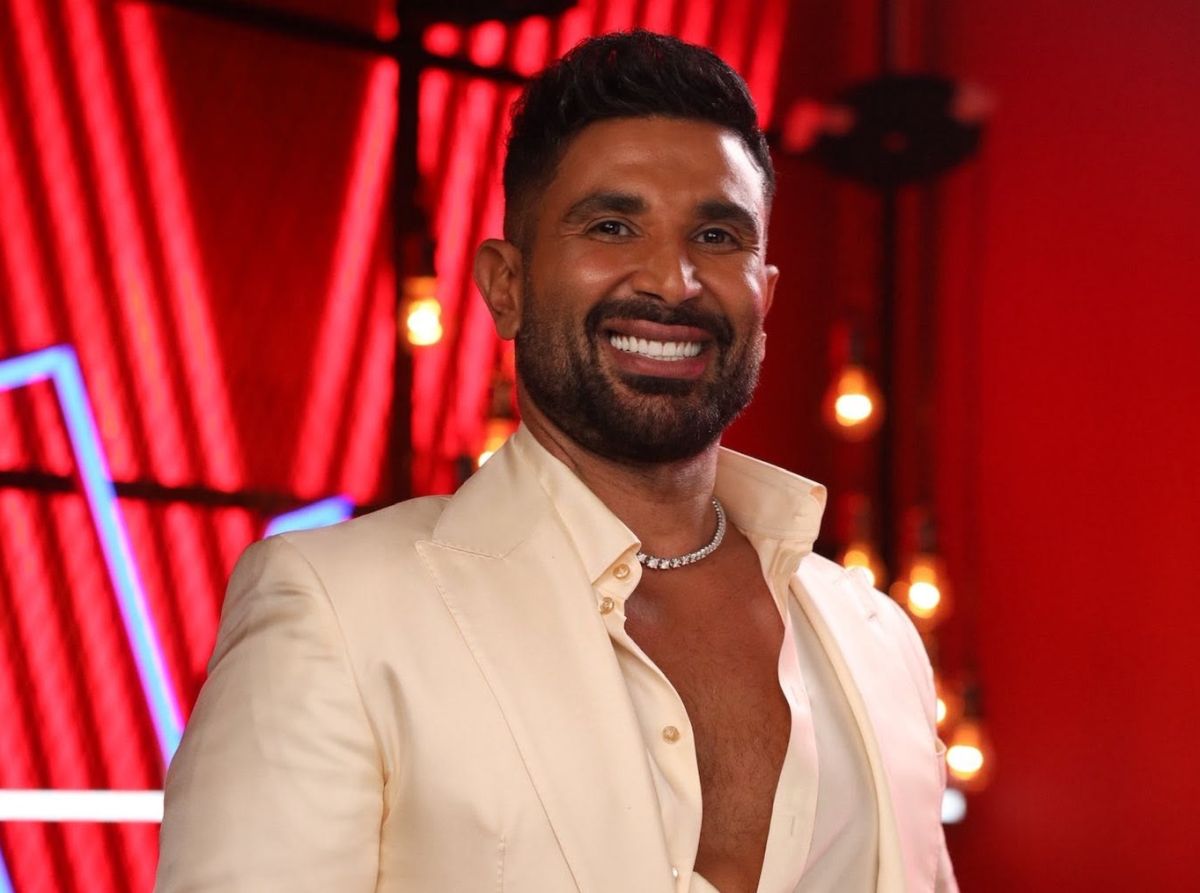 أحمد سعد يسأل متابعيه عن بطلة عمله الجديد ويواصل مفاجآت الصيف (فيديو)