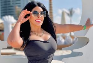 نرمين ماهر تعلن إصابتها بكسر في القدم من فوق كرسي متحرك