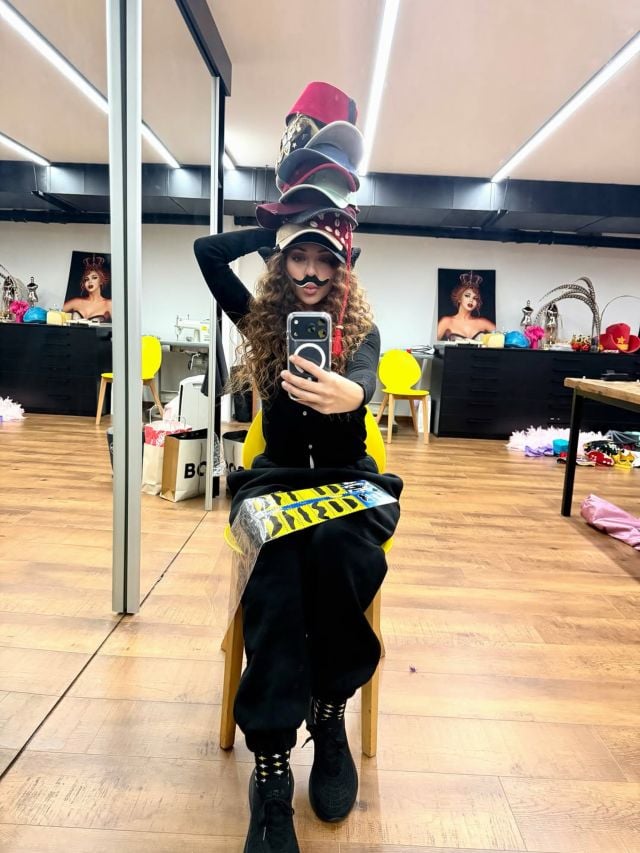 ميريام فارس بموضة تكديس القبعات 