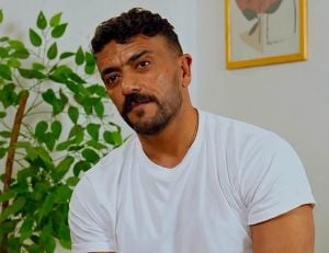  أحمد العوضي يعتذر من سيدة بسبب ضربه ابنتها 