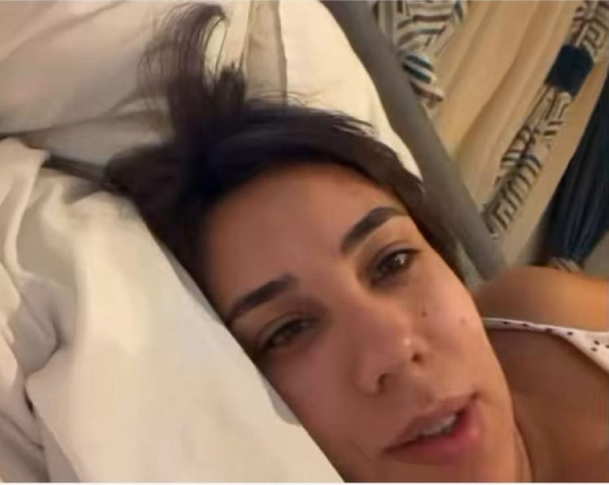 مضيفة طيران تشعل أزمة بين أهالي الصعيد... والشركة توقفها عن العمل (فيديو)