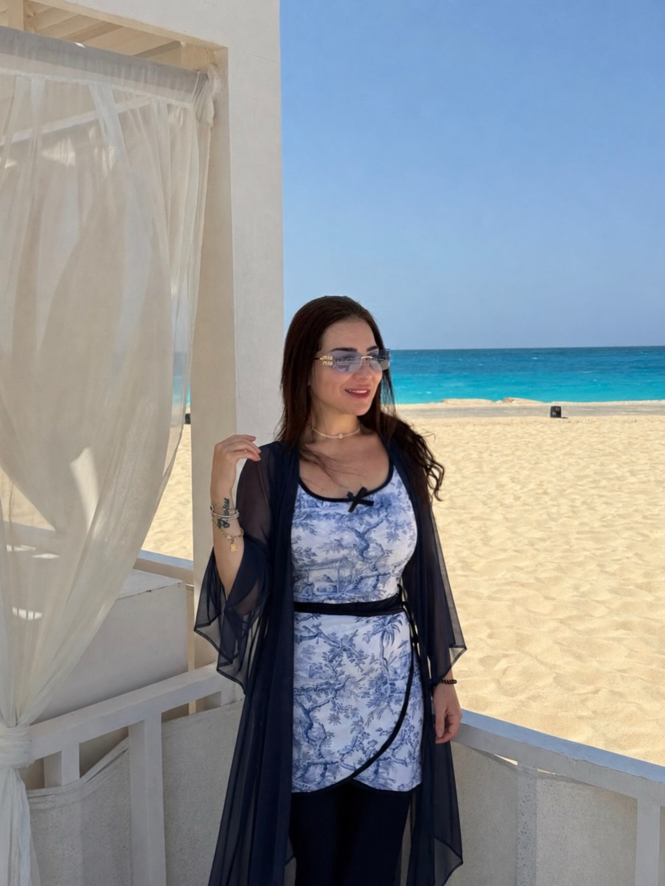 مي عز الدين بمايوه يجمع بين الأزرق والأبيض والأسود