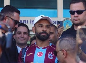 عاشقة محمد صلاح تنهار بعد انتقاله الى طرابزون سبور في تركيا (فيديو)