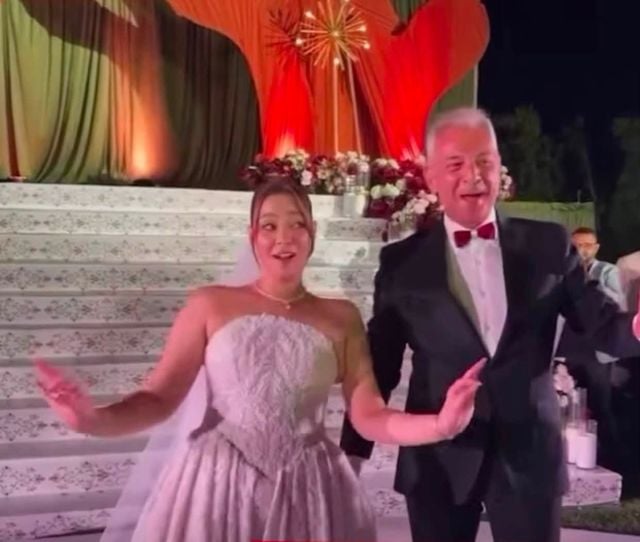 محمود حميدة يشعل حفل زفاف ابنته بالرقص معها