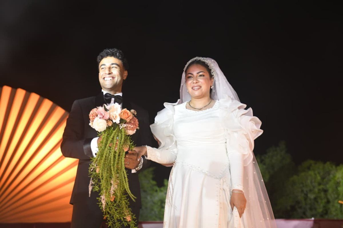  ابنة صبحي خليل تفاجئ زوجها وتهديه أغنية لأنغام في حفل زفافهما (فيديو وصور)