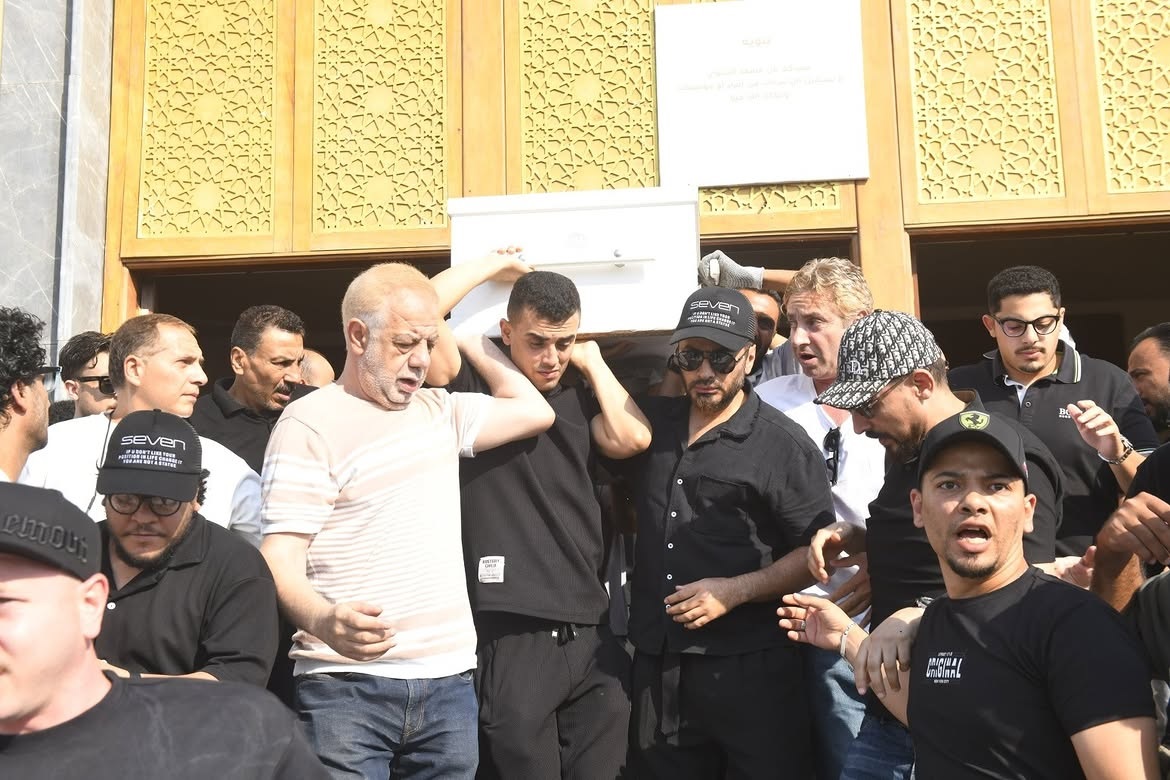 تامر حسني يحمل نعش والده والتأثر على ملامحه