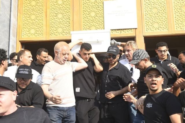 تامر حسني يحمل نعش والده والتأثر على ملامحه