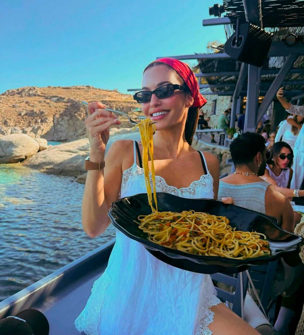 وشاح الرأس يعود بقوة في صيف 2026.. إليك طريقة كارن وازن وشاح الرأس يعود بقوة في صيف 2026.. إليك طريقة كارن وازن