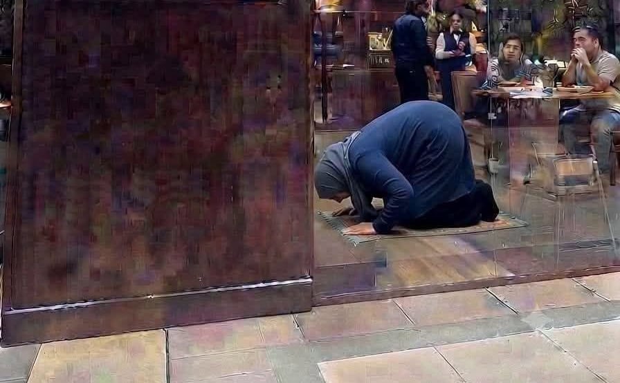 صورة الفتاة التي أثارت الجدل بسبب صلاتها في أحد المطاعم.