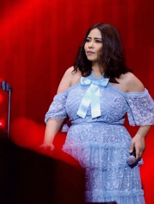 شيرين عبد الوهاب تعود إلى المسرح بإطلالة أنثوية ناعمة