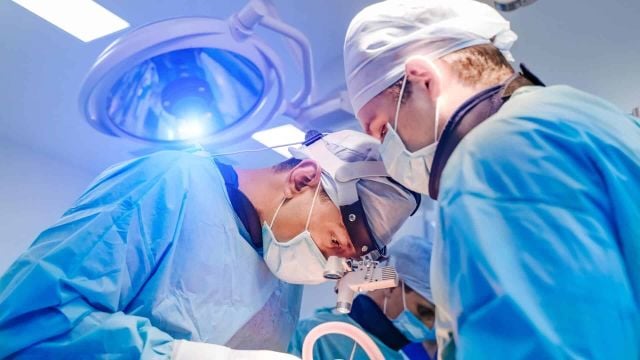 تفاصيل القبض على منتحل صفة طبيب جراحة أعصاب لسنوات دون مؤهل علمي