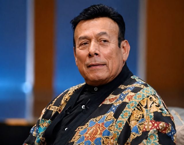 أشرف زكي يهدّد أحمد ماهر بعد تصريحاته عن محمود عبد العزيز و