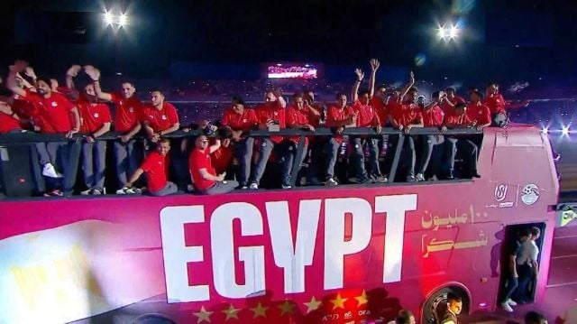 اللاعبون يحييون جمهور الحاضرين في استاد القاهرة