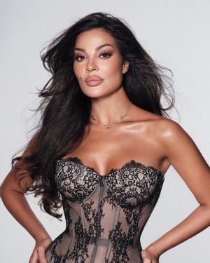 سحر الدانتيل الأسود: نادين نسيب نجيم تضج أنوثةً بالكورسيه 