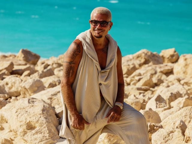 عمرو دياب يشارك نجوم الفن نجاح ألبوم 