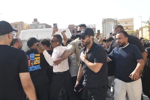 تامر حسني لحظة وصوله لتشييع جثمان والده