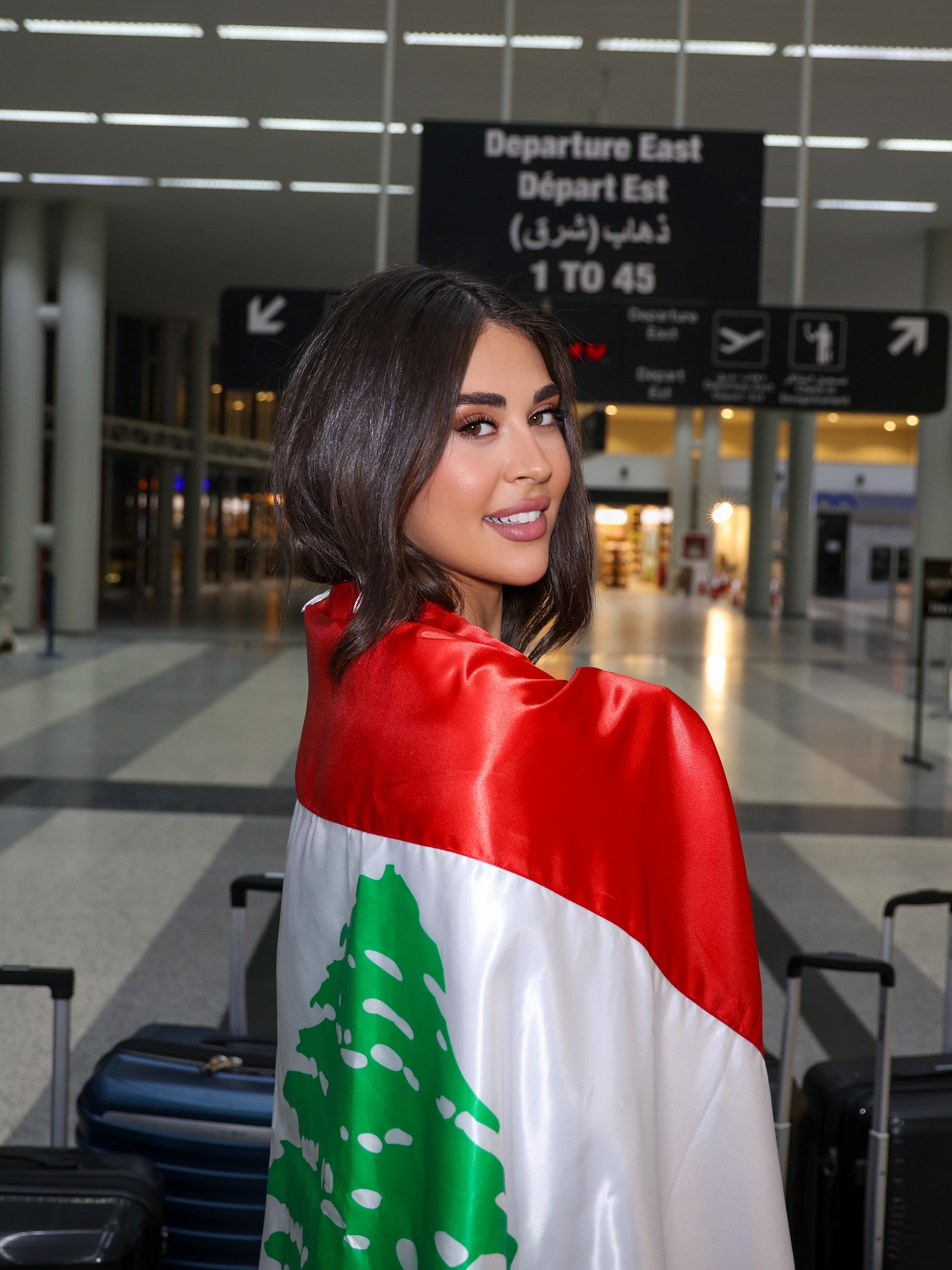 بيرلا حرب متشحة بالعلم اللبناني.