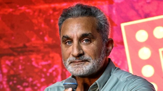 رسالة ساخرة من باسم يوسف لعمرو دياب: كفاية تنطيط دي قلة أدب (فيديو)