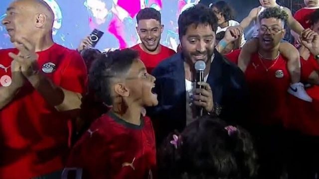 تامر حسني مع اللاعبين وأبنائهم في الاحتفالية
