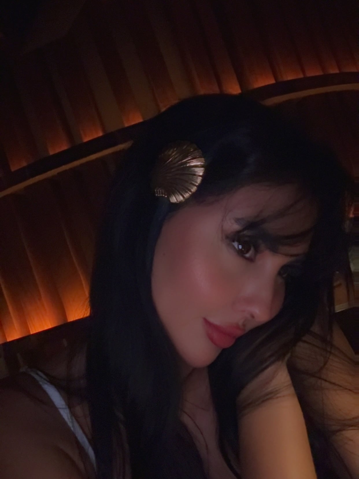 مريم حسين بمشبك شعر ذهبي على شكل صدفة. مريم حسين بمشبك شعر ذهبي على شكل صدفة.