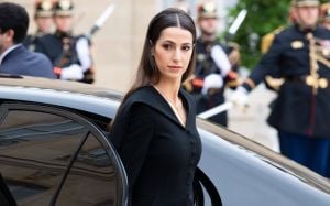 البصمة السعودية في أناقة الأميرة رجوة... من هنيدة صيرفي إلى منى الشبل