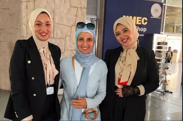 حنان ترك ولقطة مع موظفتين في متحف الحضارة