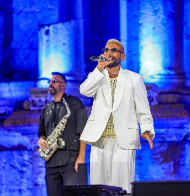 أحمد سعد يتفاعل مع جمهور مسرح جرش