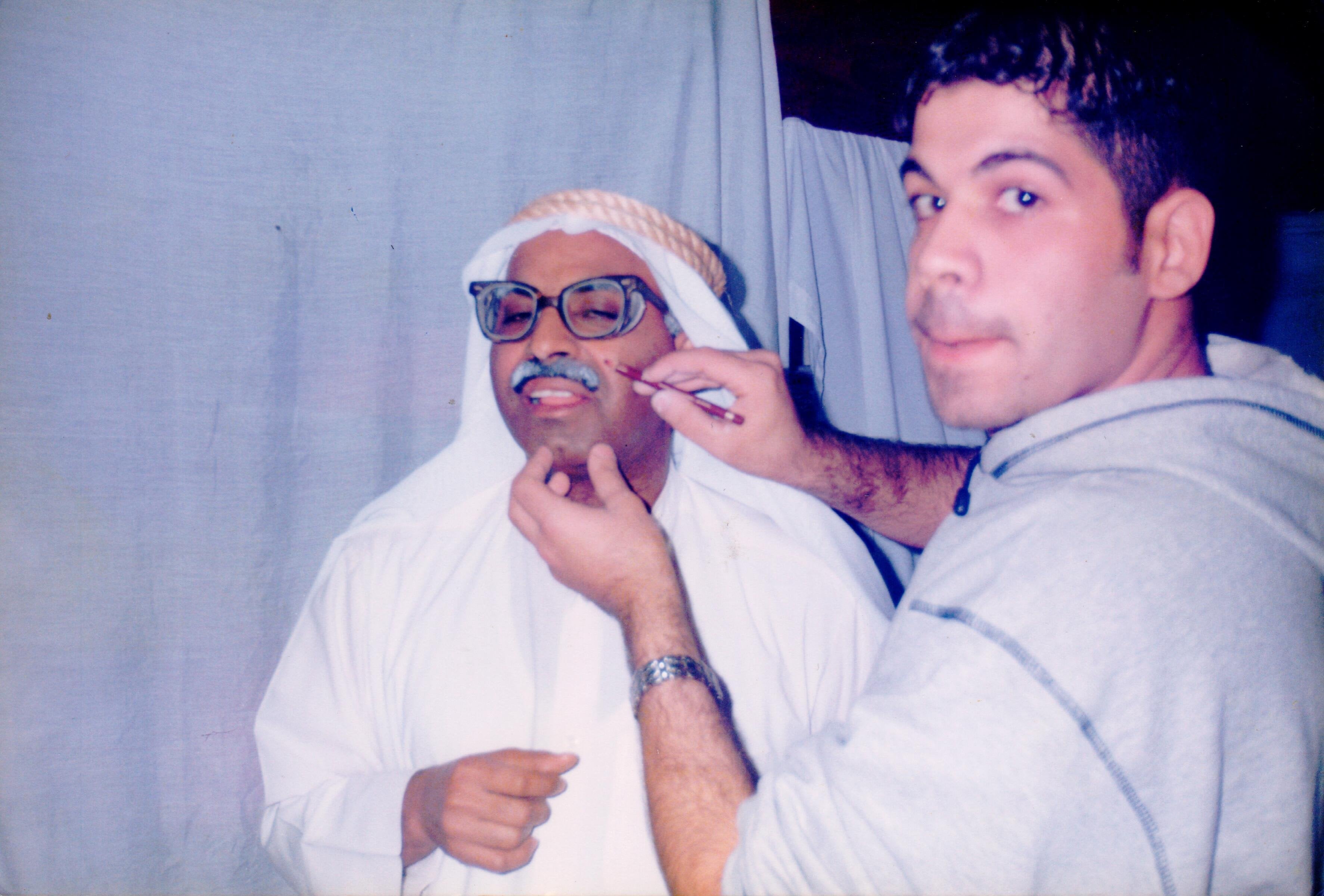 طارق العلي في كواليس المسرح.