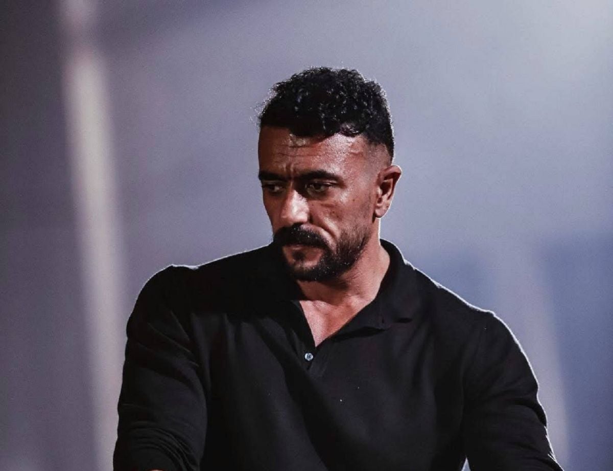ضجة كبيرة بسبب تصرف غريب من معجبة بأحمد العوضي.. وهي ترد (فيديو)