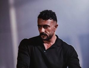 ضجة كبيرة بسبب تصرف غريب من معجبة بأحمد العوضي.. وهي ترد (فيديو)
