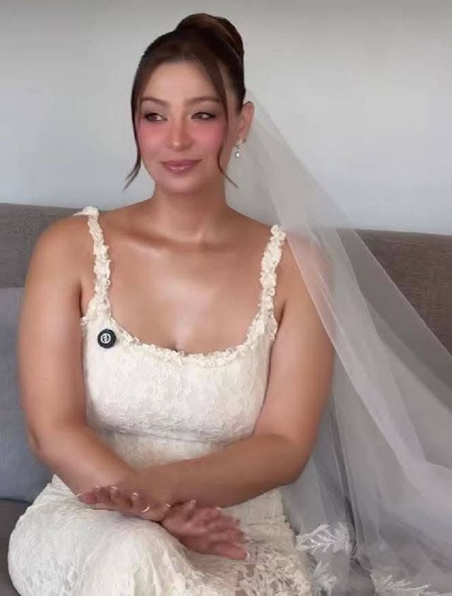 ابنة محمود حميدة تنتظر بعد وضع المكياج الخروج لحفل الزفاف