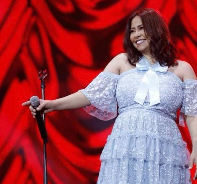شيرين عبد لوهاب تتفاعل مع جمهورها في حفل العلمين