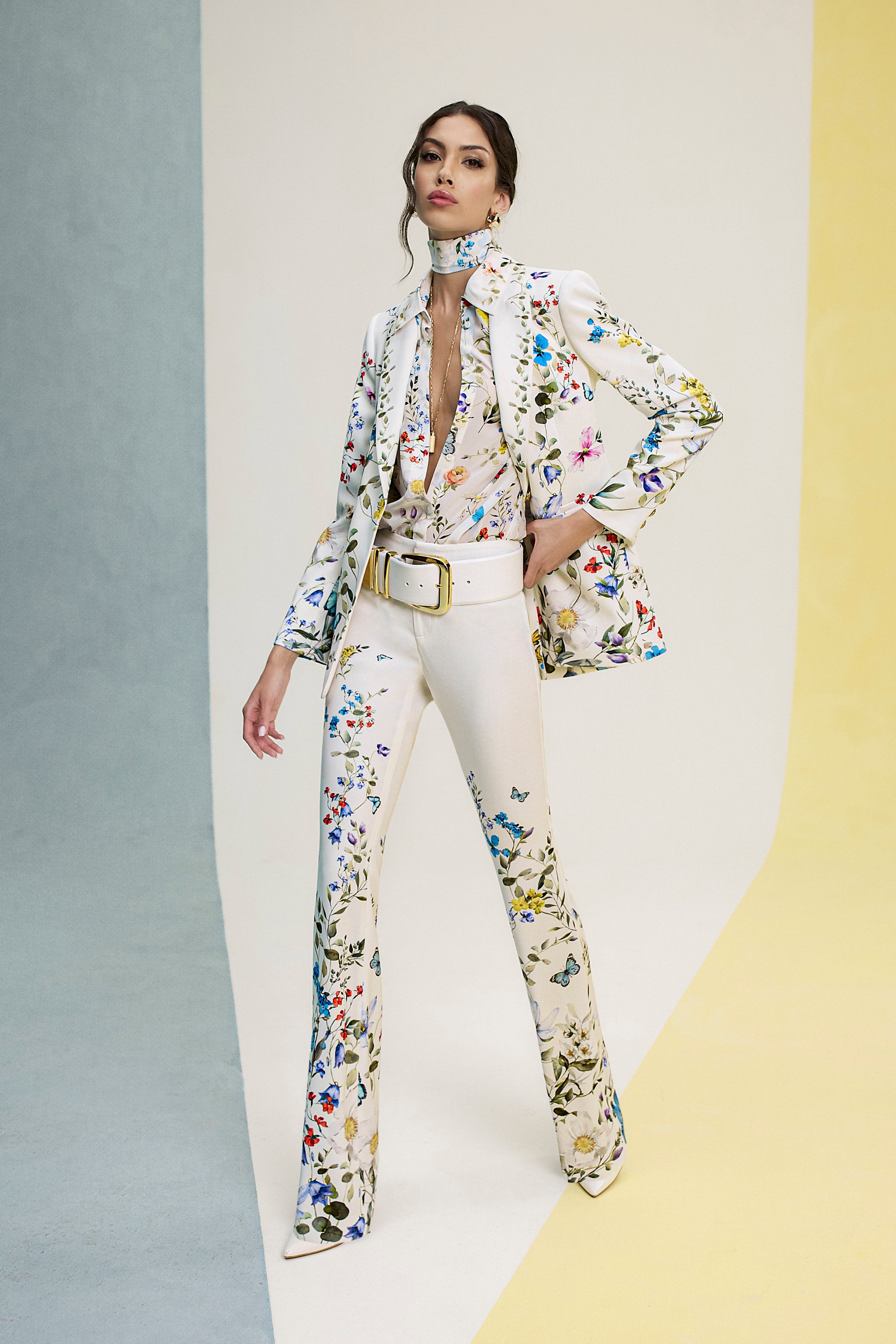 Alice + Olivia بتفاصيل أنيقة تضفي حضوراً مميزاً وروحاً عصرية