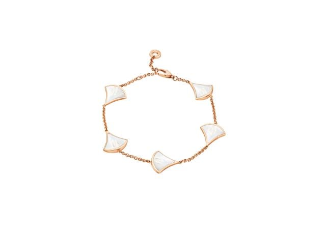 سوار ذهبي مزين بأحجار كريمة بتصميم أنيق من Bvlgari