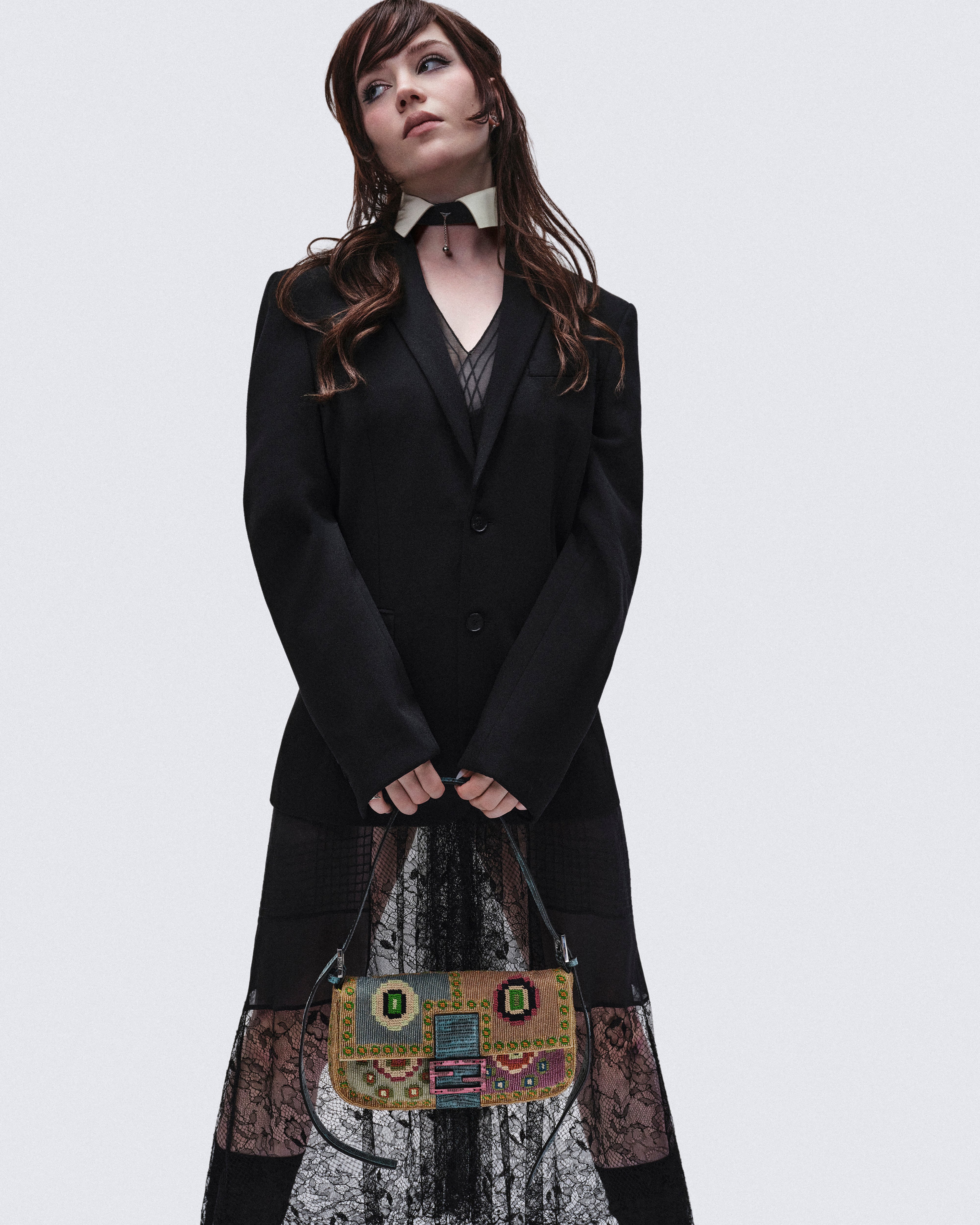 Sophie Tatcher تتألق مع حقيبة Baguette من Fendi Sophie Tatcher تتألق مع حقيبة Baguette من Fendi