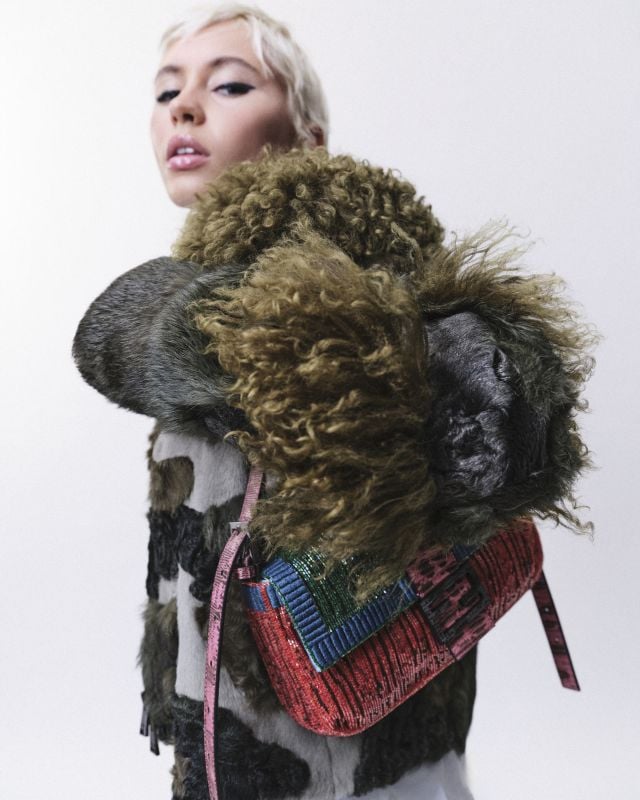 Iris Law تتألق مع حقيبة Baguette من Fendi