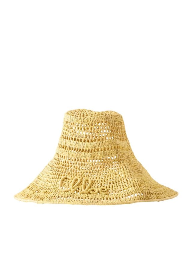 قبعة من Chloé بتصميم يجسد الأناقة الراقية والأنوثة العصرية