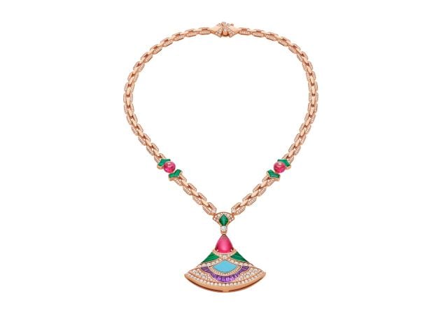 قلادة ذهبية مزينة بأحجار كريمة ملونة بتصميم أنيق من Bvlgari