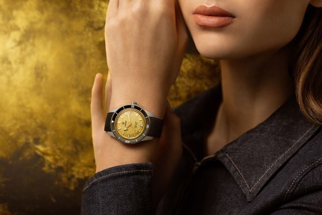 Rado Captain Cook.. بريق ذهبي لافت.