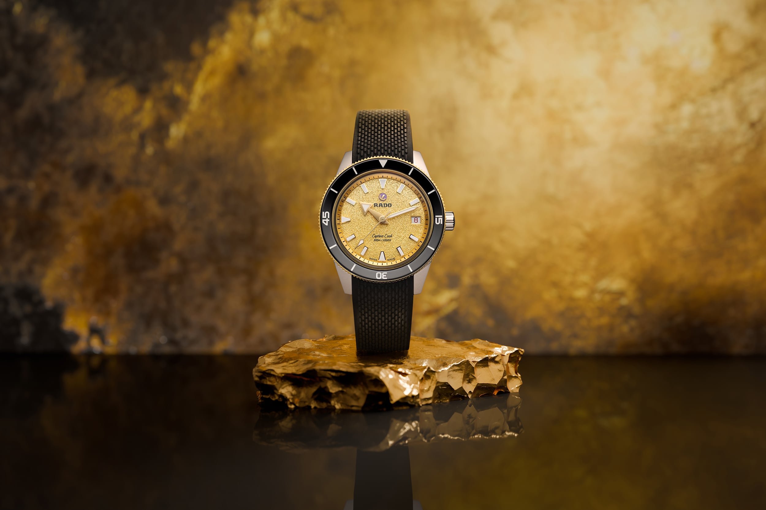 ساعة Rado Captain Cook بميناء ذهبي متلألئ ساعة Rado Captain Cook بميناء ذهبي متلألئ