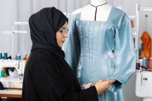 موزة الجنيبي: أستلهم من الإمارات وأصمّم للعالم