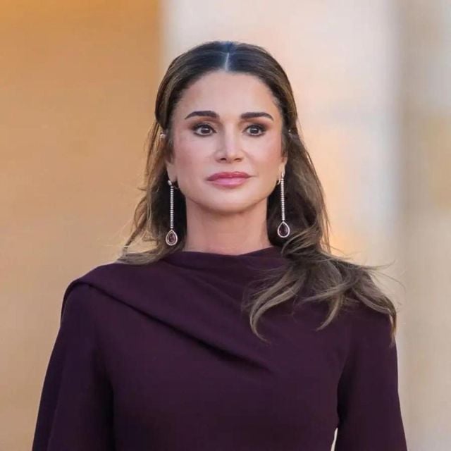 الملكة رانيا بأسلوب الأقراط المتدلية