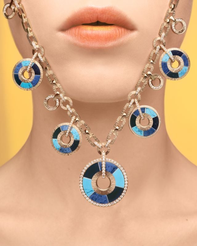 عقد من Piaget