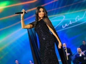 لماذا أصبحت الفساتين اللامعة بصمة روبي في عالم الموضة؟