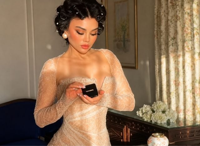 هيفاء وهبي بإطلالة رومانسية آسرة... الدانتيل الفاخر يبرز أنوثتها بلمسات راقية