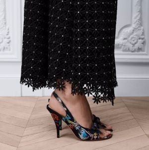 صندل Dior Bow... لمسة أنيقة تختصر أناقة الصيف