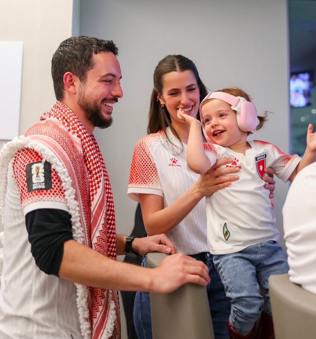 الأمير الحسين يحتفل بميلاد الأميرة إيمان بصورة عفوية 