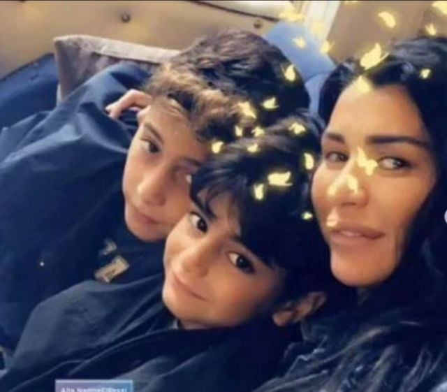 النجمة نادين الراسي مع طفليها مارسيل وكارل